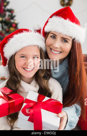 Festive madre e figlia lo scambio di doni Foto Stock