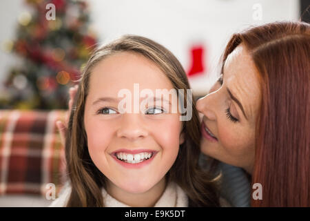 La madre racconta la sua figlia un segreto di natale Foto Stock