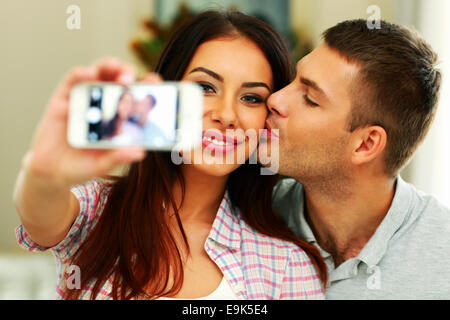 Ritratto di una coppia felice rendendo selfie foto con smartphone Foto Stock