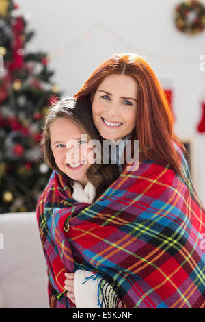 Festive madre e figlia avvolto in una coperta Foto Stock