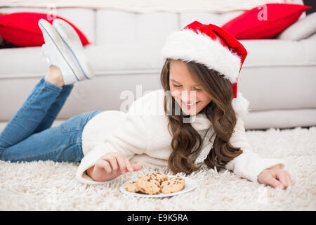 Festive bambina di mangiare i cookie Foto Stock