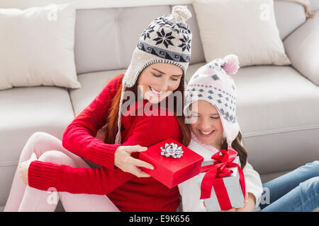 Madre e figlia scambiarsi i regali a Natale Foto Stock