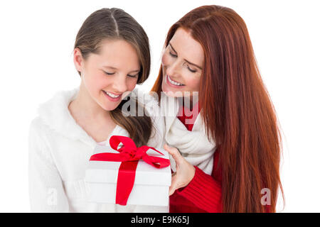 Madre e figlia apertura regalo di natale Foto Stock