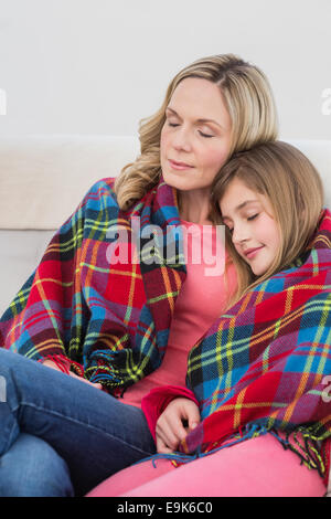 Festive madre e figlia avvolto in una coperta Foto Stock