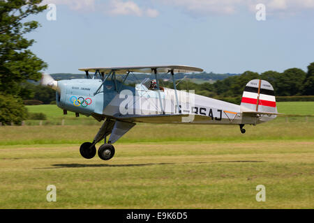 Bucker CASA 131-E3B Jungmann G-BSAJ tenendo fuori dalla pista in erba a Headcorn Airfield Foto Stock