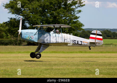 Bucker CASA 131-E3B Jungmann G-BSAJ tenendo fuori dalla pista in erba a Headcorn Airfield Foto Stock