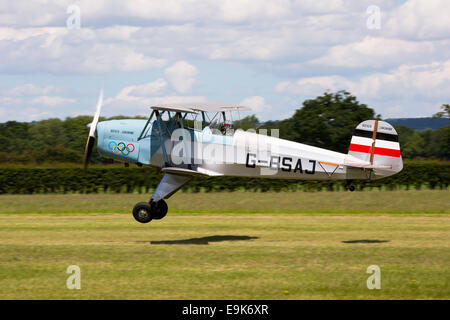 Bucker CASA 131-E3B Jungmann G-BSAJ tenendo fuori dalla pista in erba a Headcorn Airfield Foto Stock