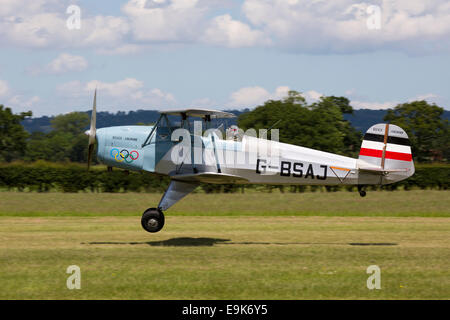 Bucker CASA 131-E3B Jungmann G-BSAJ il decollo da pista in erba a Headcorn Airfield Foto Stock