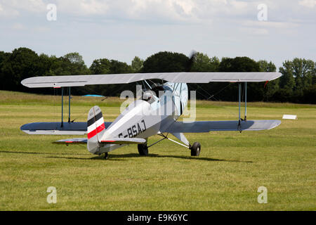 Bucker CASA 131-E3B Jungmann G-BSAJ taxxing accanto alla pista in erba a Headcorn Airfield Foto Stock