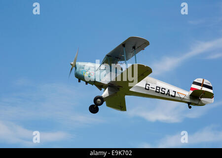 Bucker CASA 131-E3B Jungmann G-BSAJ in volo su Headcorn Airfield Foto Stock