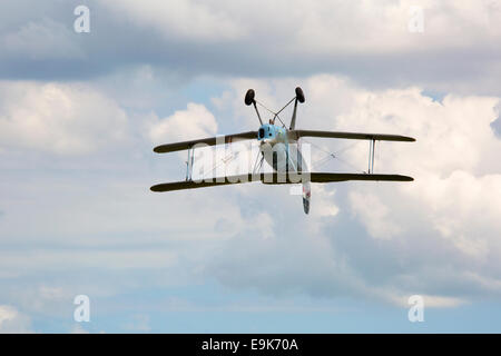 Bucker CASA 131-E3B Jungmann G-BSAJ invertito in volo sopra il campo di aviazione Headcorn Foto Stock