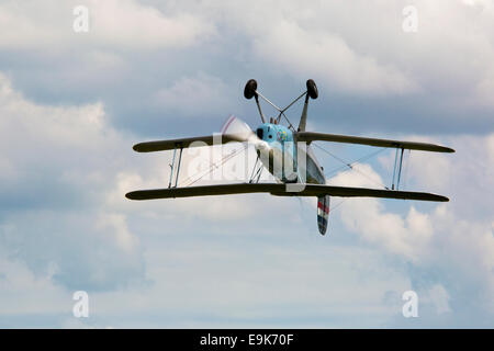 Bucker CASA 131-E3B Jungmann G-BSAJ invertito in volo sopra il campo di aviazione Headcorn Foto Stock