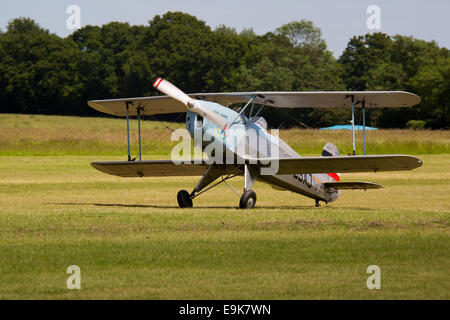 Bucker CASA 131-E3B Jungmann G-BSAJ atterraggio su pista in erba di Aviosuperficie Headcorn Foto Stock