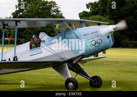 Bucker CASA 131-E3B Jungmann G-BSAJ close-up di rullaggio al fianco di pista di Aviosuperficie Headcorn Foto Stock