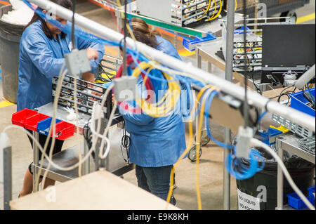 Elevato angolo di visione femminile di tecnici di riparazione computer parte nell industria elettronica Foto Stock