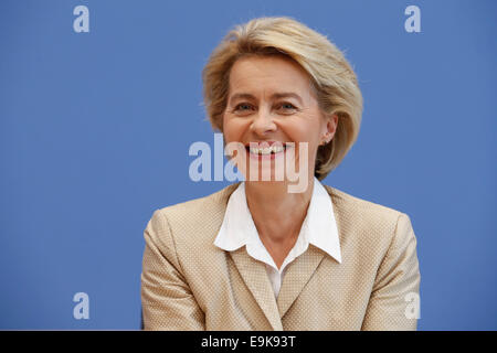 Berlino, Germania. 29 ott 2014. Assemblea federale di conferenza stampa con il Ministro tedesco della difesa Dr. Ursula von der Leyen sul tema "offensiva di attrattiva del tedesco forze armate federali - la legge per l'aumento dell'attrattiva del servizio nella Repubblica Federale Tedesca forze armate" all assemblea della conferenza stampa sul ottobre 29th, 2014 a Berlino, Germania. / Immagine: Ursula von der Leyen (CDU), il ministro della Difesa tedesco. Credito: Reynaldo Chaib Paganelli/Alamy Live News Foto Stock