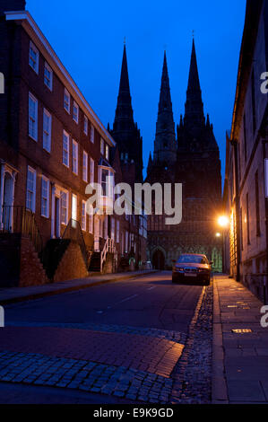 Lichfield Cathedral dalla cattedrale vicino al tramonto, Lichfield, Staffordshire, England, Regno Unito Foto Stock