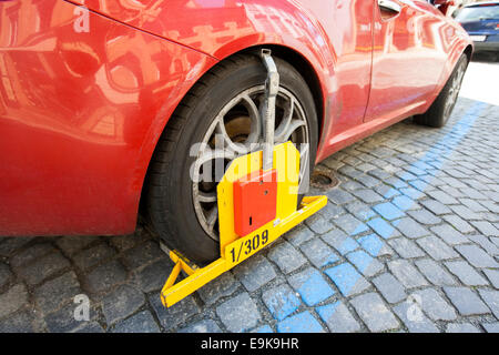 Auto bloccate sulla strada di ciottoli Foto Stock