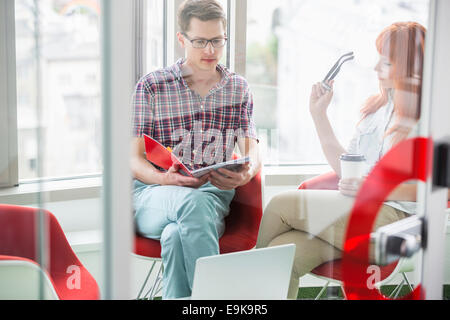 Colleghi di lavoro che lavora in ufficio creativo Foto Stock