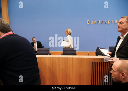 Berlino, Germania. 29 ott 2014. Allarme incendio inizia a pochi minuti dalla conferenza stampa con il Ministro tedesco della difesa Dr. Ursula von der Leyen. Dopo pochi minuti la conferenza stampa ha avuto luogo di nuovo. A casa della conferenza stampa su Ottobre 29th, 2014 a Berlino, Germania. / Immagine: Ursula von der Leyen (CDU), il ministro della Difesa tedesco. Credito: Reynaldo Chaib Paganelli/Alamy Live News Foto Stock