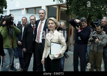 Berlino, Germania. 29 ott 2014. Allarme incendio inizia a pochi minuti dalla conferenza stampa con il Ministro tedesco della difesa Dr. Ursula von der Leyen. Dopo pochi minuti la conferenza stampa ha avuto luogo di nuovo. A casa della conferenza stampa su Ottobre 29th, 2014 a Berlino, Germania. / Immagine: Ursula von der Leyen (CDU), il ministro della Difesa tedesco. Credito: Reynaldo Chaib Paganelli/Alamy Live News Foto Stock