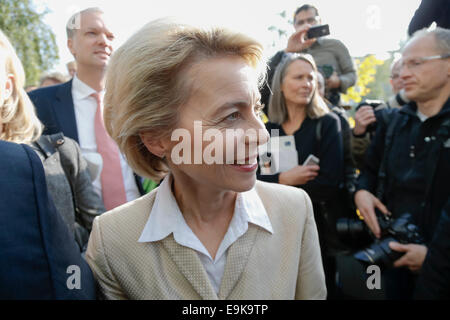 Berlino, Germania. 29 ott 2014. Allarme incendio inizia a pochi minuti dalla conferenza stampa con il Ministro tedesco della difesa Dr. Ursula von der Leyen. Dopo pochi minuti la conferenza stampa ha avuto luogo di nuovo. A casa della conferenza stampa su Ottobre 29th, 2014 a Berlino, Germania. / Immagine: Ursula von der Leyen (CDU), il ministro della Difesa tedesco. Credito: Reynaldo Chaib Paganelli/Alamy Live News Foto Stock