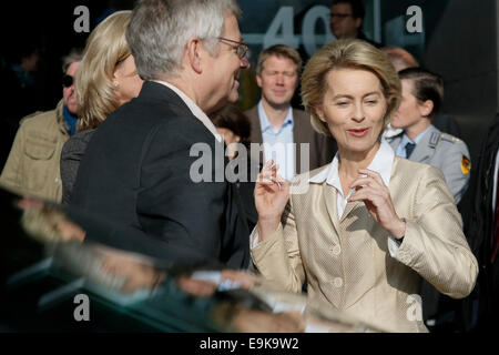 Berlino, Germania. 29 ott 2014. Allarme incendio inizia a pochi minuti dalla conferenza stampa con il Ministro tedesco della difesa Dr. Ursula von der Leyen. Dopo pochi minuti la conferenza stampa ha avuto luogo di nuovo. A casa della conferenza stampa su Ottobre 29th, 2014 a Berlino, Germania. / Immagine: Ursula von der Leyen (CDU), il ministro della Difesa tedesco. Credito: Reynaldo Chaib Paganelli/Alamy Live News Foto Stock