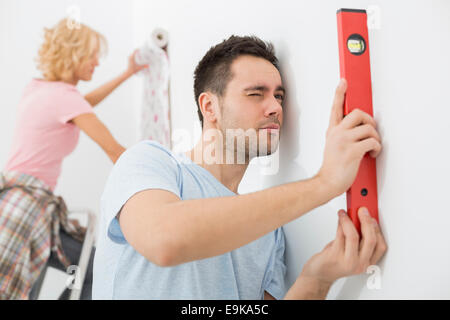 Giovane lavorando insieme in una nuova casa Foto Stock