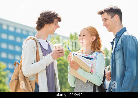 Felice gli studenti universitari a conversare al campus Foto Stock