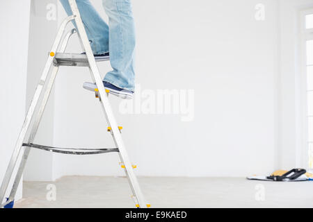 Sezione bassa dell uomo sulla scala Foto Stock