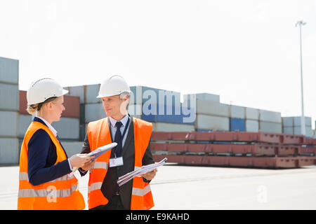 I lavoratori di discutere in cantiere di spedizione Foto Stock