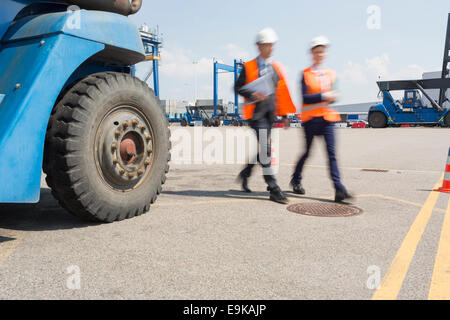 Sfocato il movimento dei lavoratori a piedi in cantiere di spedizione Foto Stock