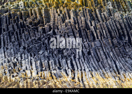 Basalto colonnare formazioni sull isola di staffa nella parte interna Hebrdes, Scozia Foto Stock