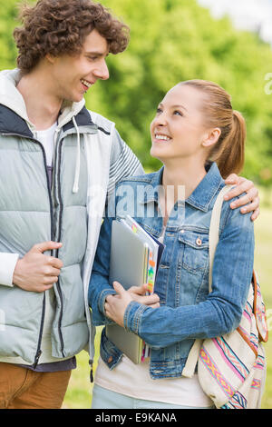 Felice studenti del college guardando ogni altro presso il campus Foto Stock