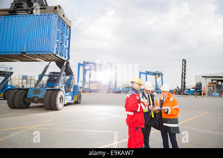 I lavoratori di discutere in cantiere di spedizione Foto Stock