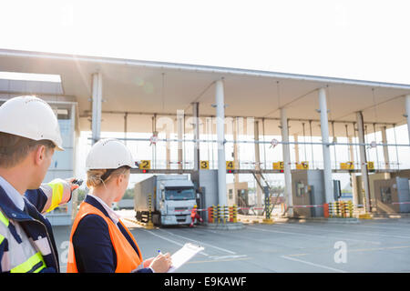 I supervisori guardando carrello entrando nel cantiere di spedizione Foto Stock