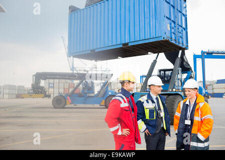 I lavoratori di discutere in cantiere di spedizione Foto Stock