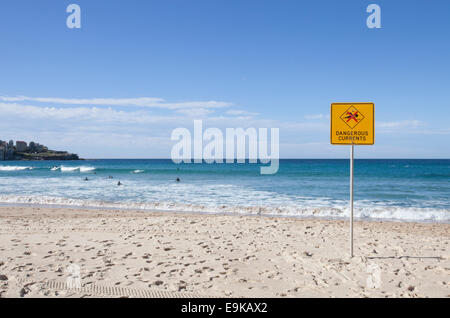 " Pericoloso corrente' segno sulla spiaggia Bondi, Sydney, Australia Foto Stock