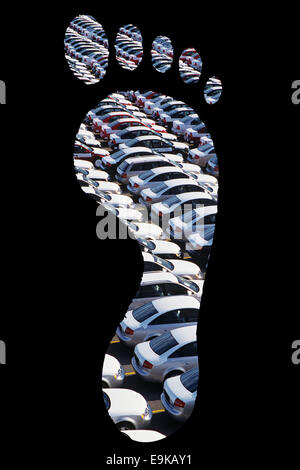 Auto parcheggiate in impronte su sfondo nero Foto Stock