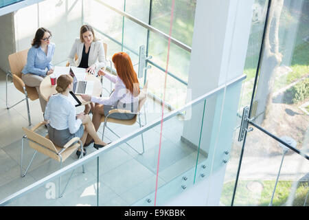 Angolo di alta vista di imprenditrici a discutere a tavola in office Foto Stock