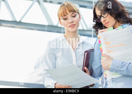 Imprenditrici leggendo il documento di Office Foto Stock