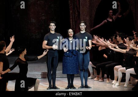 L'Avana, Cuba. 28 ott 2014. Alicia Alonso (C), direttore di Cuba il Balletto Nazionale (BNC, per il suo acronimo in spagnolo), assiste l'apertura del XXIV Havana Ballet Festival Internazionale, a Karl Marx capitale del teatro, a l'Avana, Cuba, su 28 Ottobre, 2014. Il balletto di apertura è stato 'Shakespeare y sus m"¢scaras' (Shakespeare e le sue maschere), da BNC direttore di Alicia Alonso, basato su Shakespeare la tragedia di Romeo e Giulietta. Il festival è dedicato al drammaturgo britannico William Shakespeare. © Joaquin Hernandez/Xinhua/Alamy Live News Foto Stock