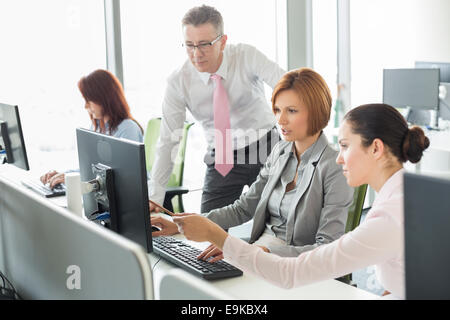 La gente di affari lavorando sul computer in ufficio Foto Stock