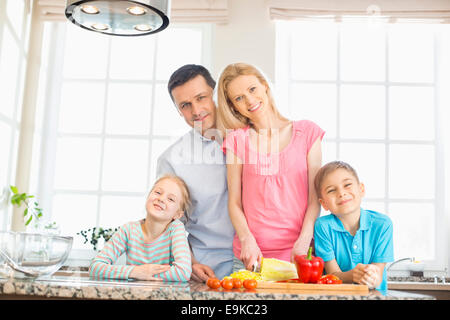 Ritratto di famiglia felice di preparare alimenti in cucina Foto Stock