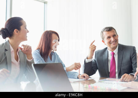 Incontro di lavoro nella sala riunioni Foto Stock