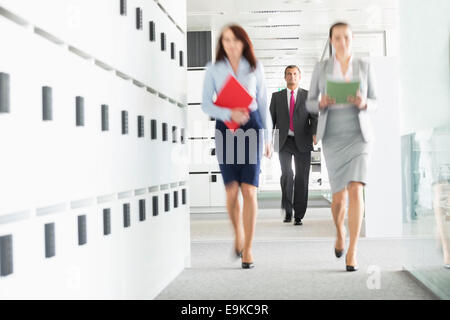 Vista offuscata di imprenditrici a piedi in ufficio Foto Stock