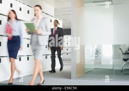 Vista offuscata di imprenditrici a piedi in ufficio Foto Stock