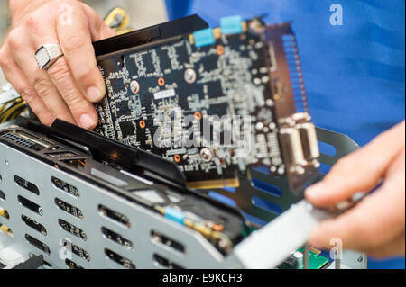 Immagine ritagliata di ingegnere maschio riparazione scheda video nel computer industria manifatturiera Foto Stock