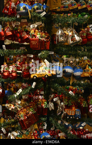 Albero di Natale ornamenti per vendita a Macy's deapartment store a Manhasset, Long Island, New York Foto Stock