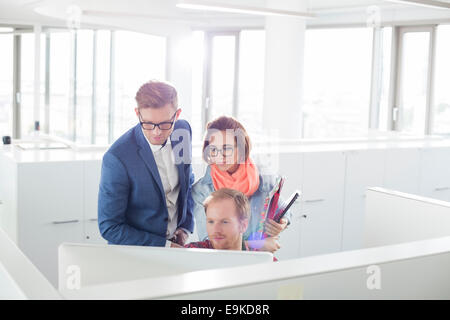 La gente di affari lavorando sul computer in ufficio creativo Foto Stock